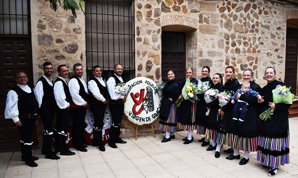 Miles de flores para la Virgen de Gracia