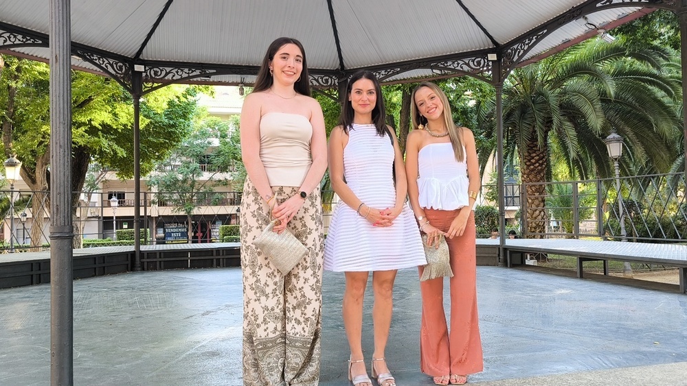 Virginia Zaldívar (centro), junto a las Damas de Honor.