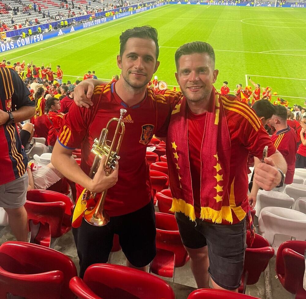 Rodrigo posa con su trompeta en las semifinales con su amigo Josema, con el que coincidió en el filial de ElPozo Murcia.