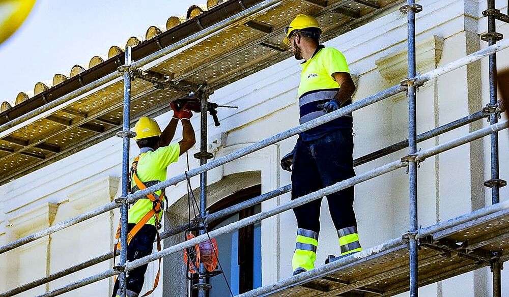 Dos operarios trabajan en el anclaje del andamio en la fachada principal del antiguo convento de la Merced