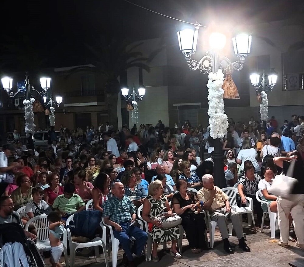 Centenares de personas participan en un bingo solidario