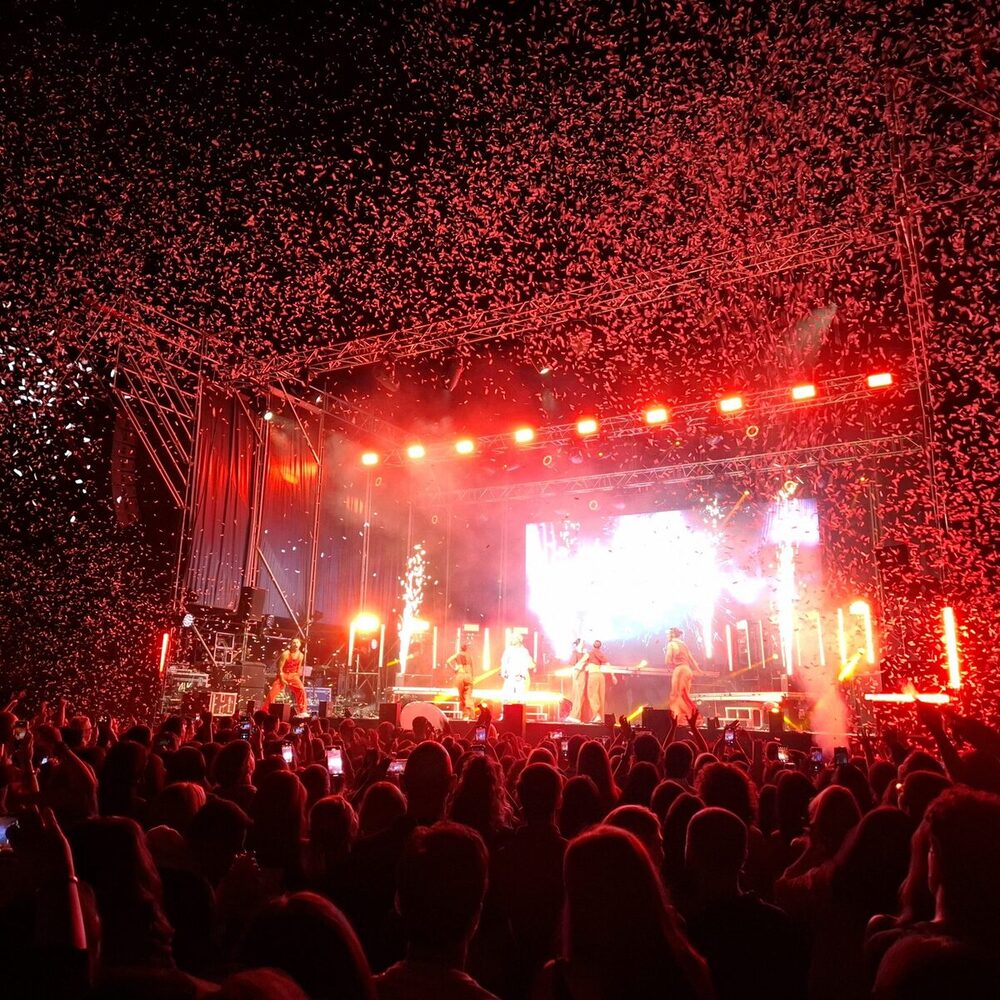 1.500 personas se vuelcan con la música de Abraham Mateo