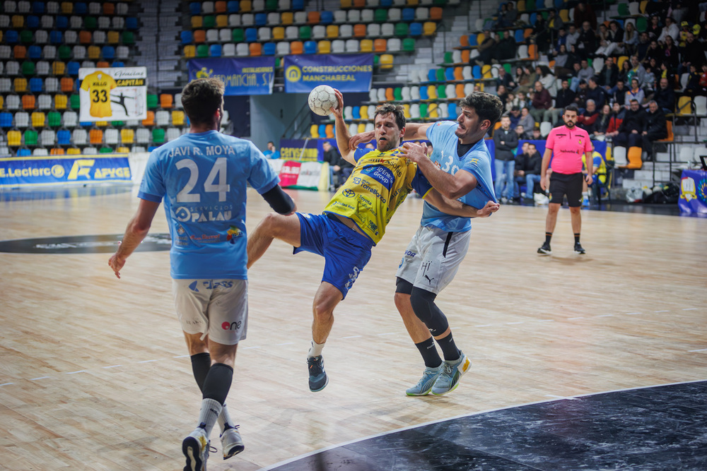 Ángel Pérez estuvo muy bien defendido durante todo el partido.