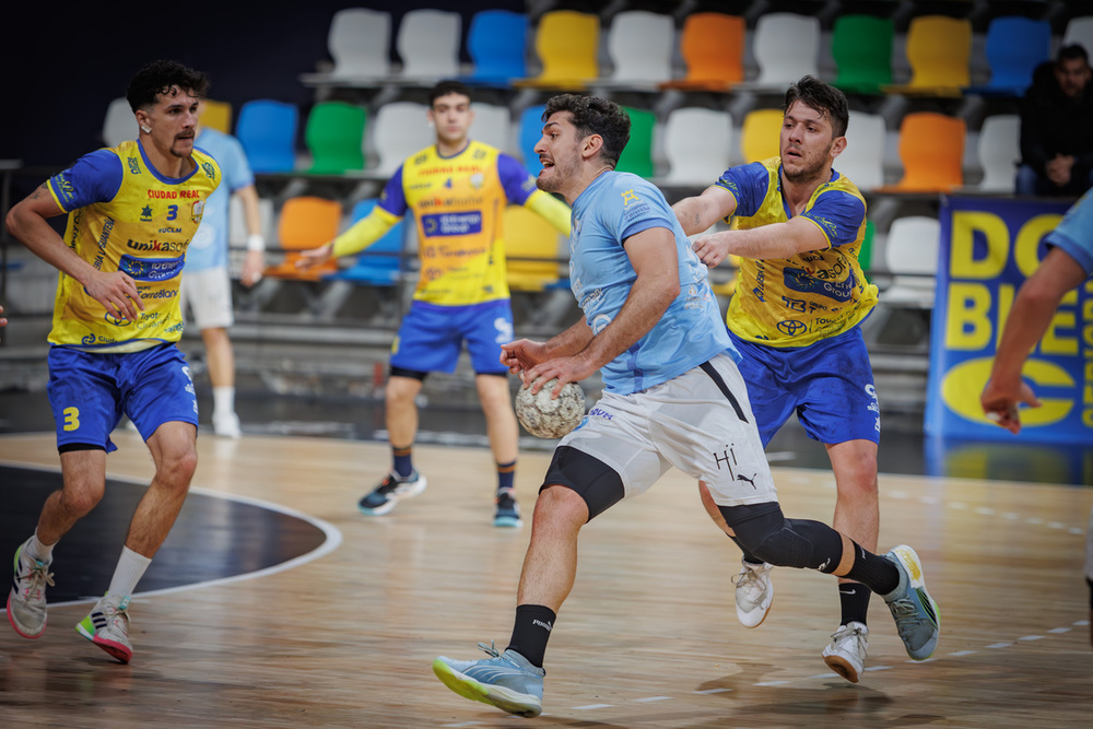 Acción defensiva del BM Caserío en el partido de este domingo.