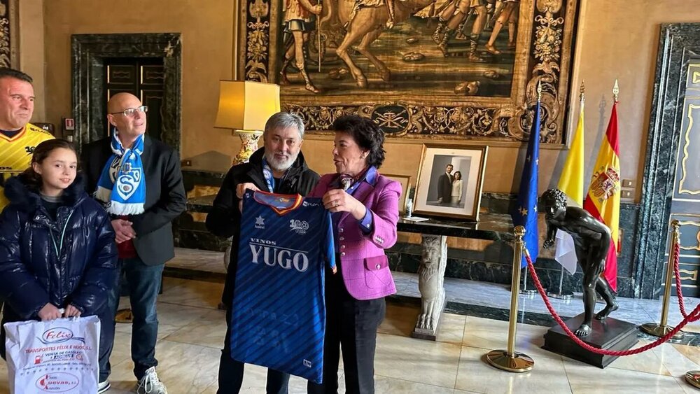 Espinosa hizo entrega a Celaá de una camiseta del club.