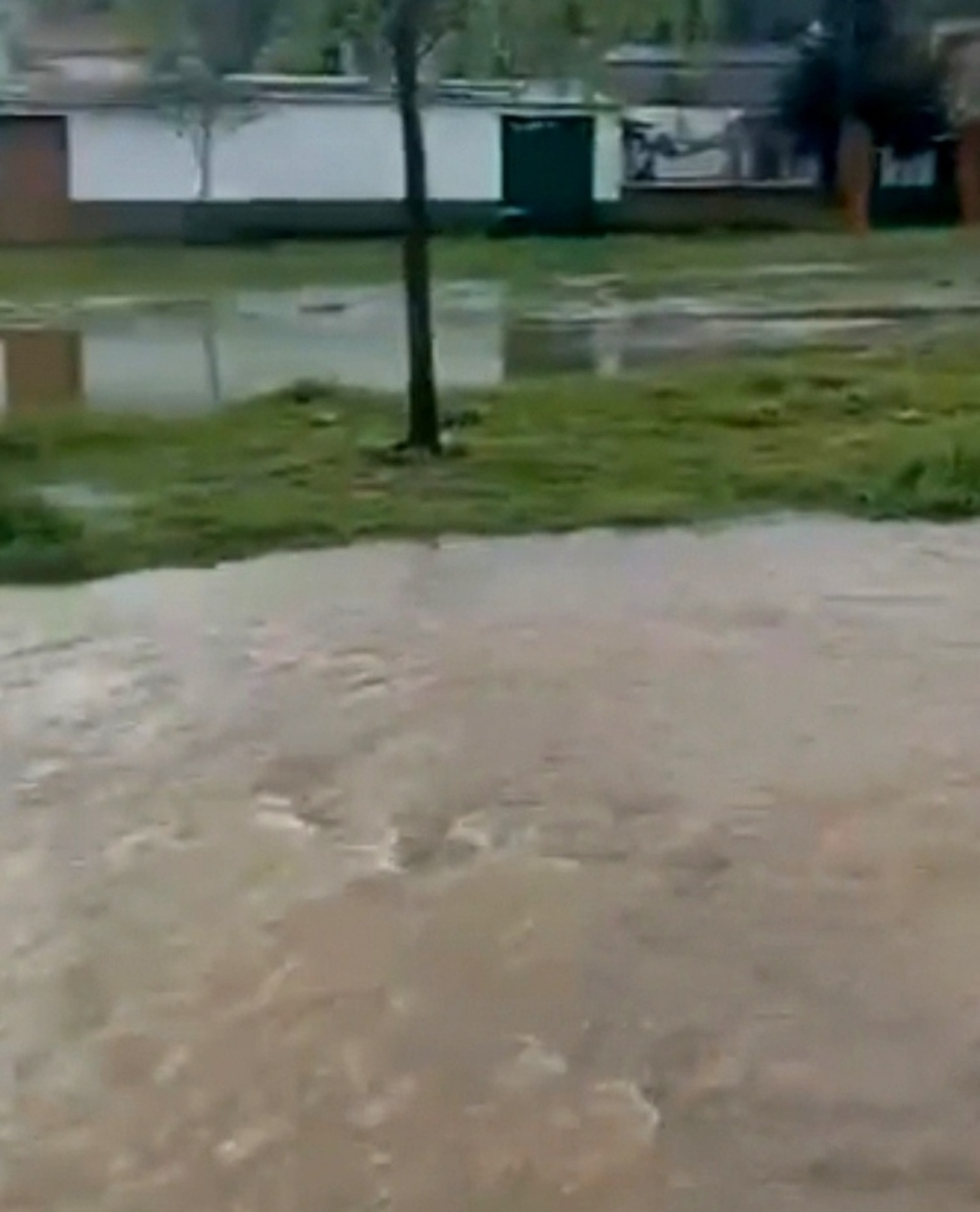 Rescatan a siete personas en Ventillas por la crecida del río