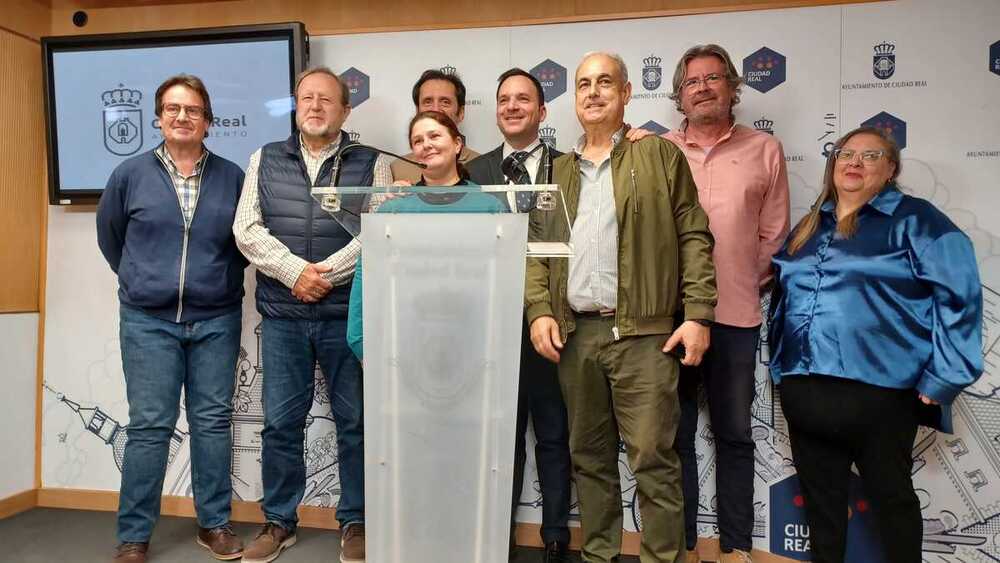 Guillermo Arroyo, junto a los alumnos de la Universidad Popular de Ciudad Real.