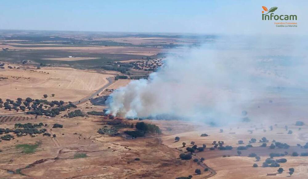 20 personas trabajan en sofocar un incendio en Picón