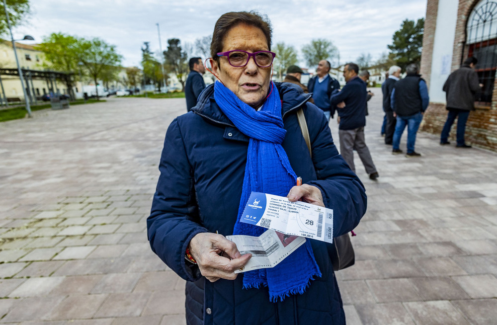 Colas para comprar entradas para la reinauguración de la plaza