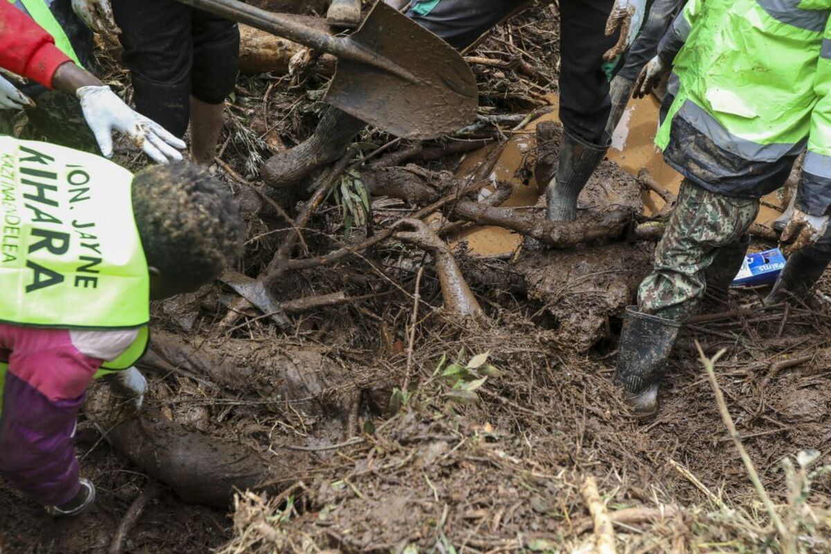 Rescue efforts continue after flash floods in Kenya  / DANIEL IRUNGU