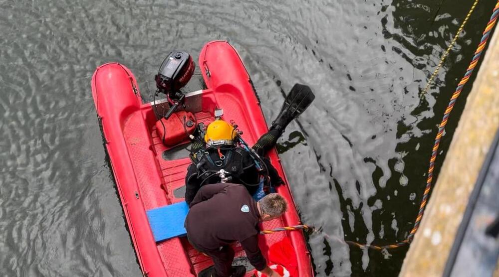 Buzos inspeccionan la toma de agua del embalse de Fresneda