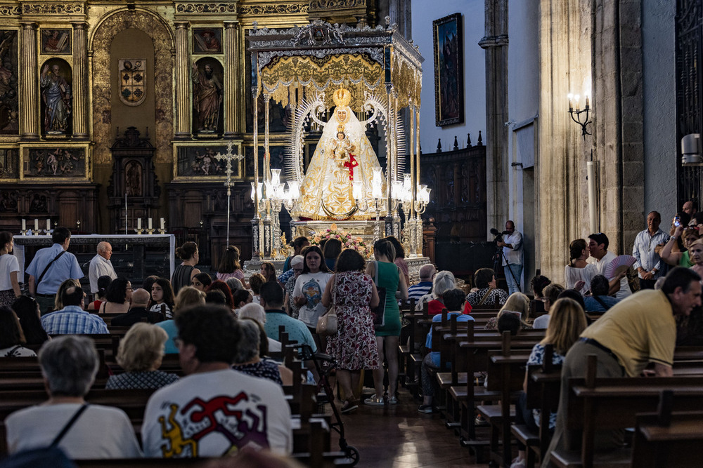 La Virgen del Prado baja a los pies del altar