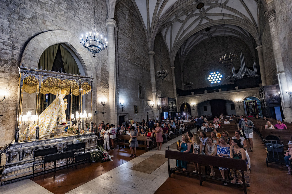 La Virgen del Prado baja a los pies del altar