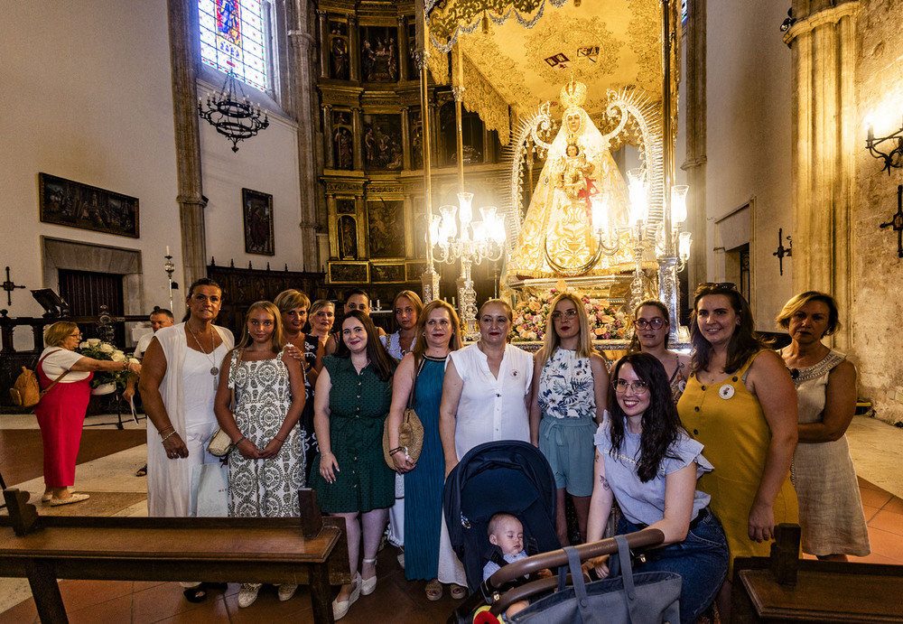 La Virgen del Prado baja a los pies del altar