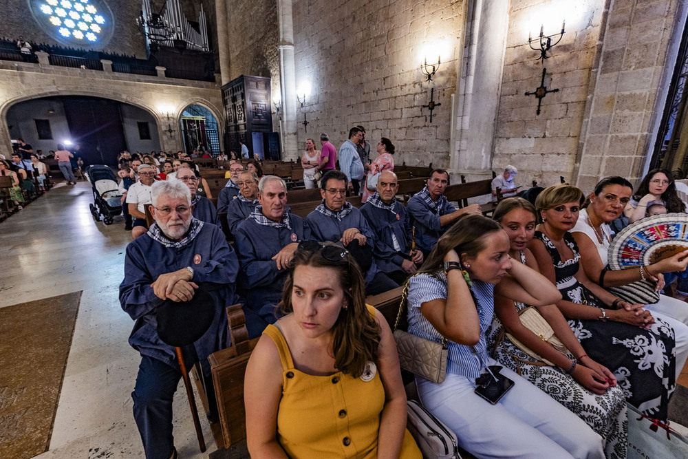 La Virgen del Prado baja a los pies del altar