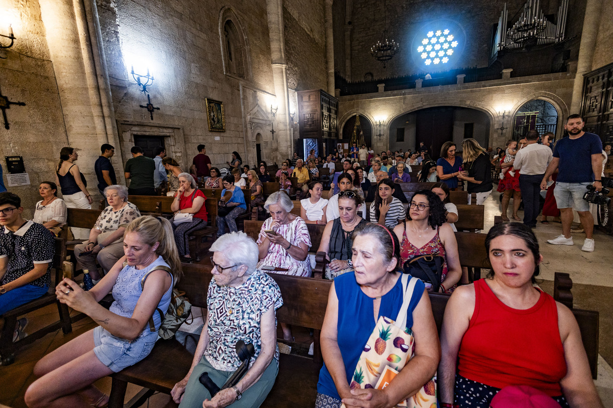 bajada  de la Virgen del Prado de Ciudad Real al altar mayor por la  Festividad de la Virgen del Prado en Agosto, feria de Agosto  / RUEDA VILLAVERDE