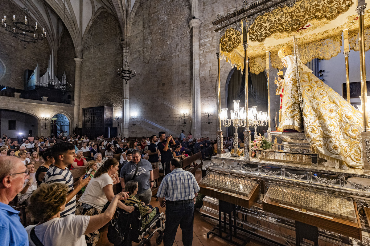 bajada  de la Virgen del Prado de Ciudad Real al altar mayor por la  Festividad de la Virgen del Prado en Agosto, feria de Agosto  / RUEDA VILLAVERDE