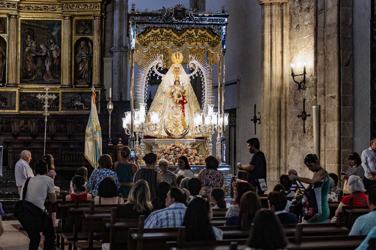 bajada  de la Virgen del Prado de Ciudad Real al altar mayor por la  Festividad de la Virgen del Prado en Agosto, feria de Agosto  / RUEDA VILLAVERDE