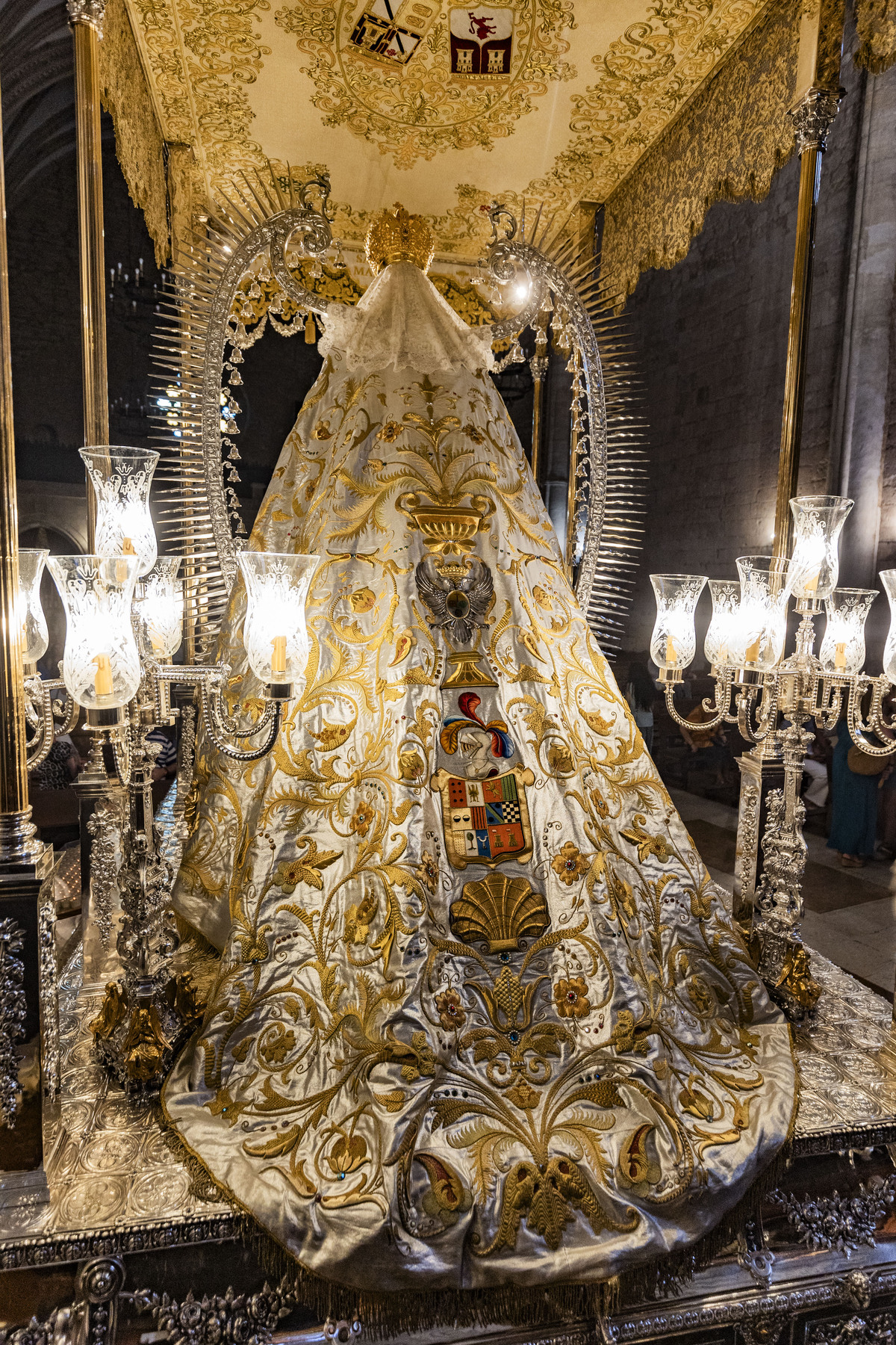 bajada  de la Virgen del Prado de Ciudad Real al altar mayor por la  Festividad de la Virgen del Prado en Agosto, feria de Agosto  / RUEDA VILLAVERDE