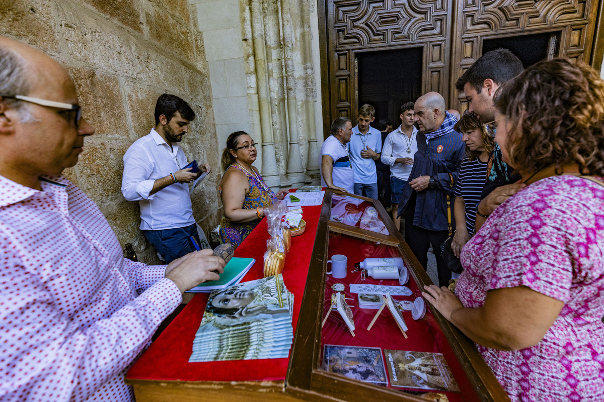 bajada  de la Virgen del Prado de Ciudad Real al altar mayor por la  Festividad de la Virgen del Prado en Agosto, feria de Agosto  / RUEDA VILLAVERDE