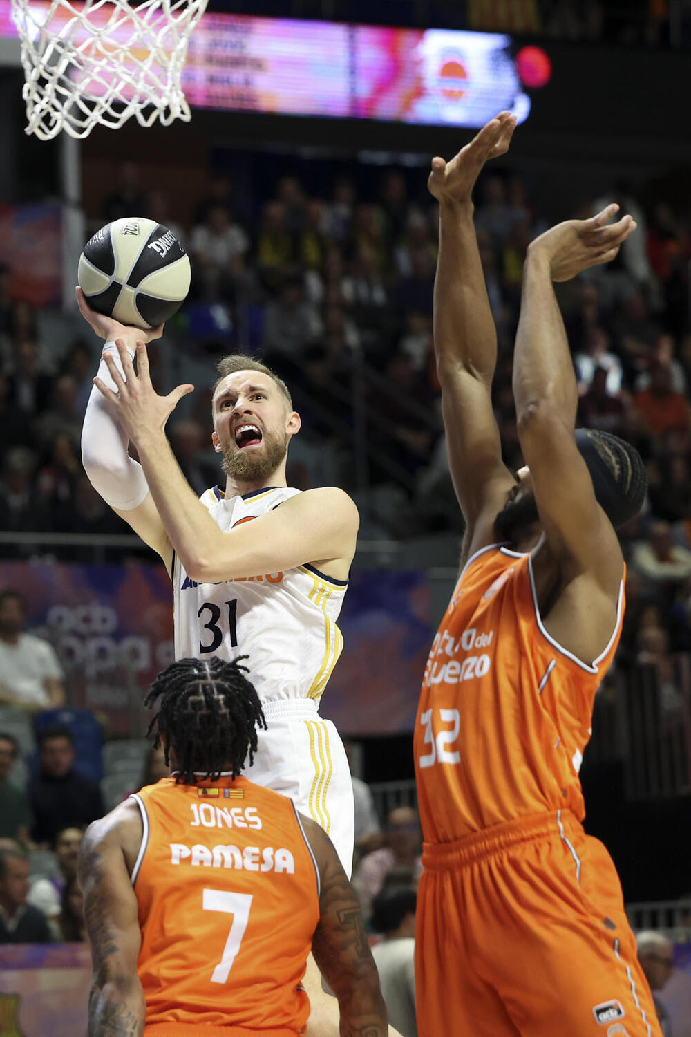 El Real Madrid apaga al Valencia Basket