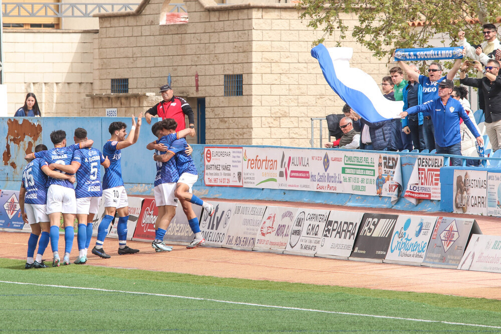 Los jugadores socuellaminos celebran uno de los goles.