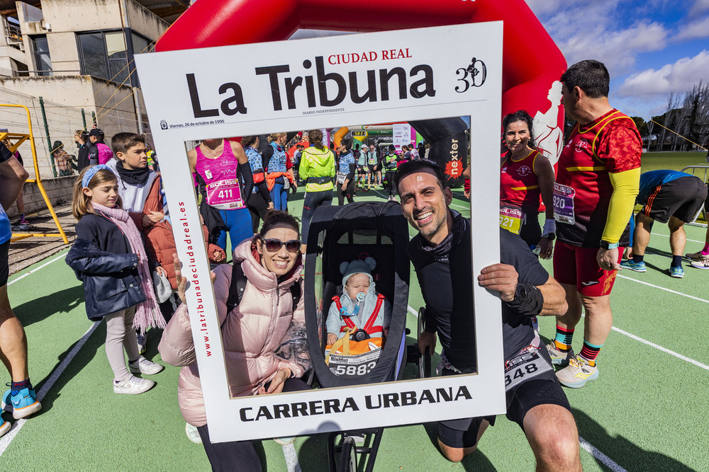 Javier Ortiz corrió la prueba tirando del carro de su hijo Martín.