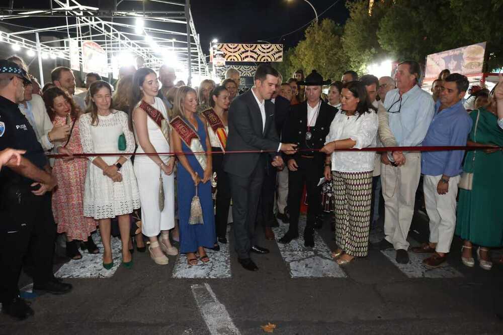 Desfile de Gigantes y Cabezudos y corte inaugural de la cinta