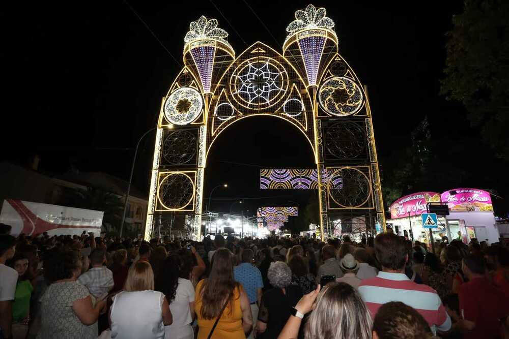 Desfile de Gigantes y Cabezudos y corte inaugural de la cinta