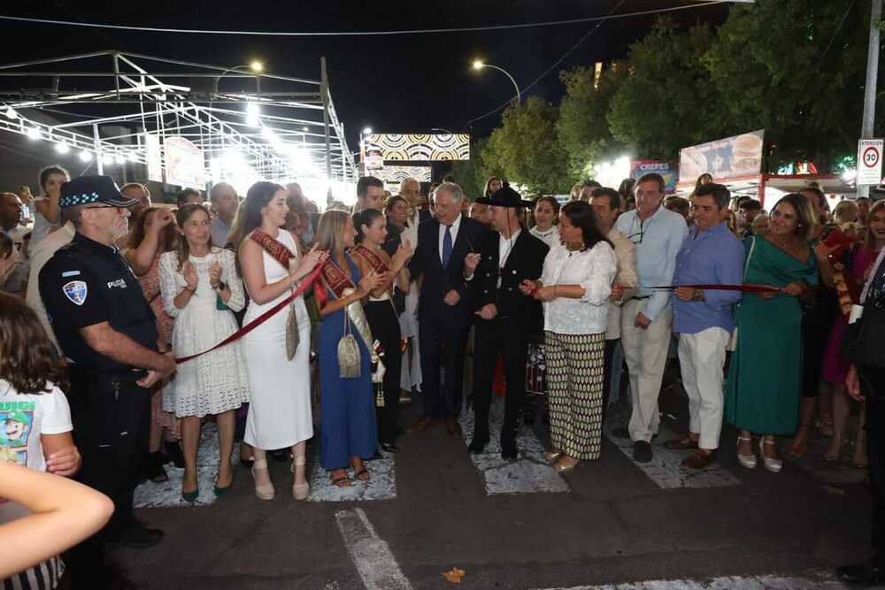 Desfile de Gigantes y Cabezudos y corte inaugural de la cinta