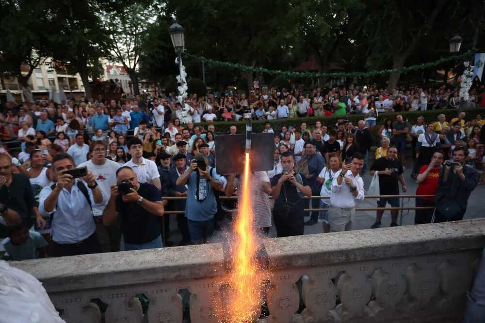 Desfile de Gigantes y Cabezudos y corte inaugural de la cinta