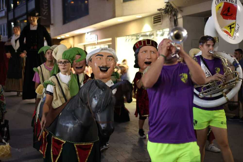 Desfile de Gigantes y Cabezudos y corte inaugural de la cinta