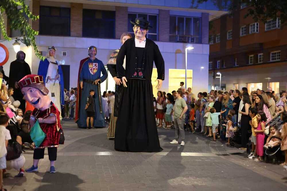 Desfile de Gigantes y Cabezudos y corte inaugural de la cinta