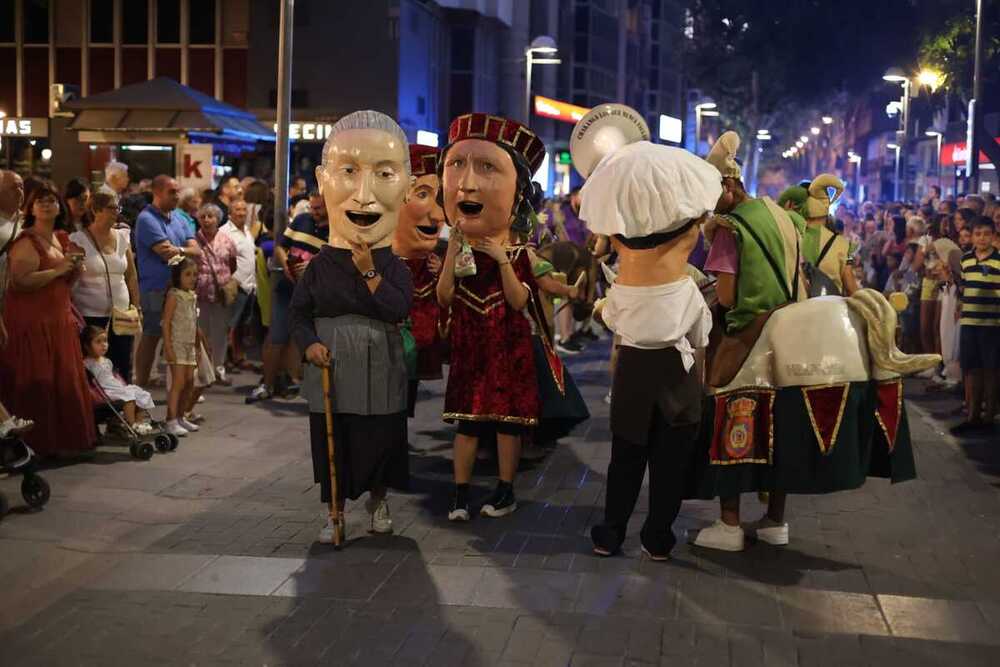 Desfile de Gigantes y Cabezudos y corte inaugural de la cinta