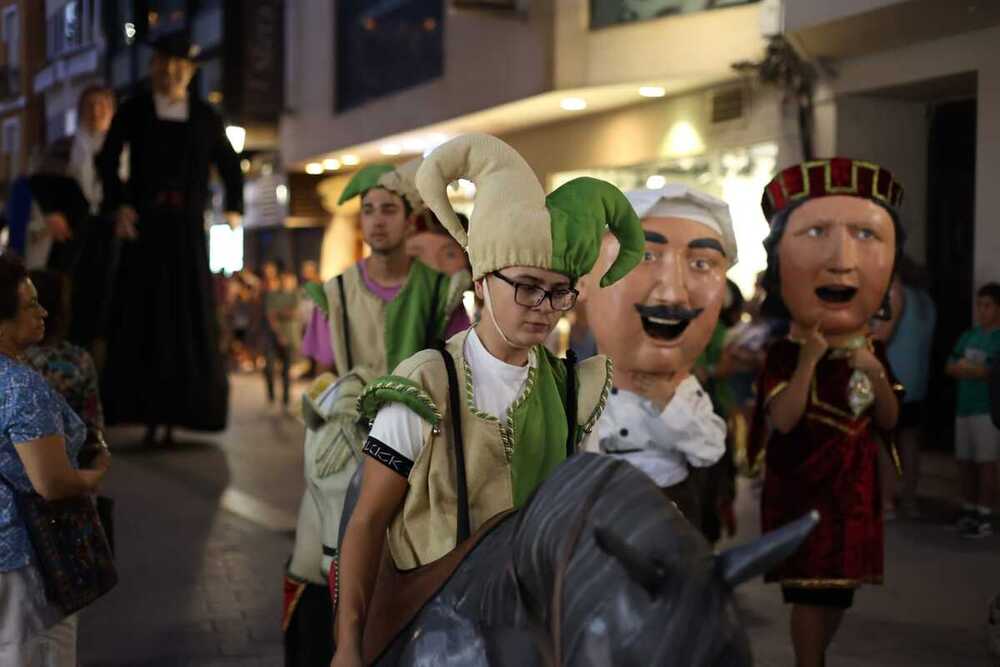 Desfile de Gigantes y Cabezudos y corte inaugural de la cinta