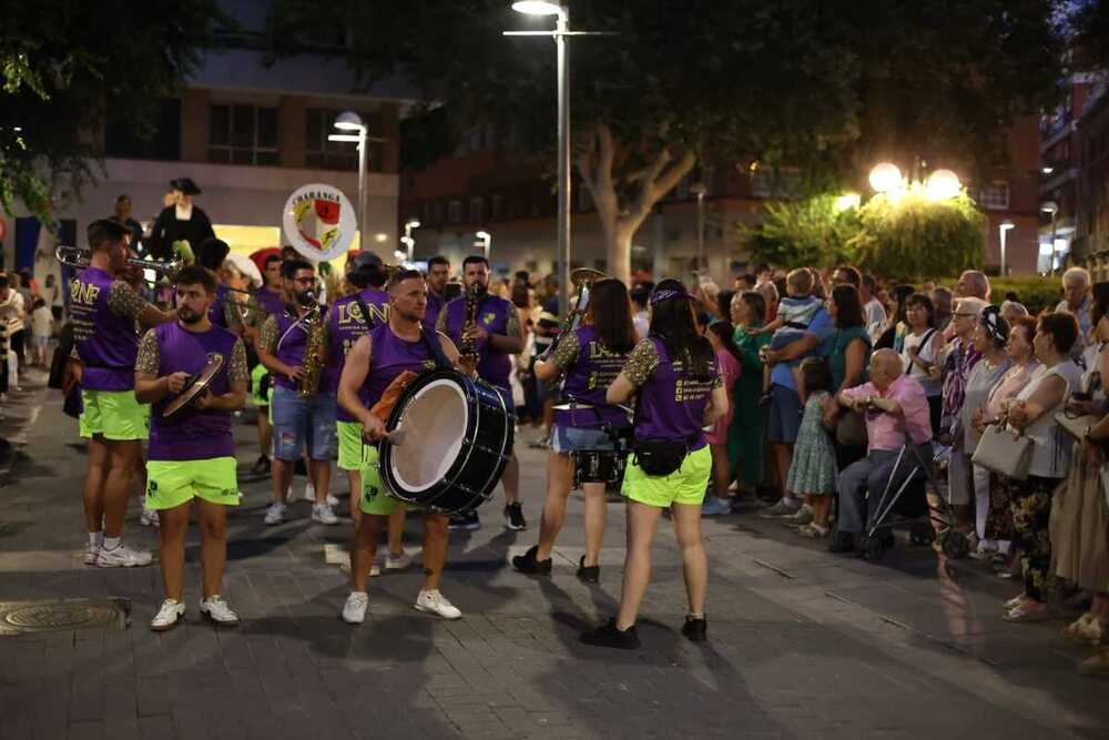 Desfile de Gigantes y Cabezudos y corte inaugural de la cinta