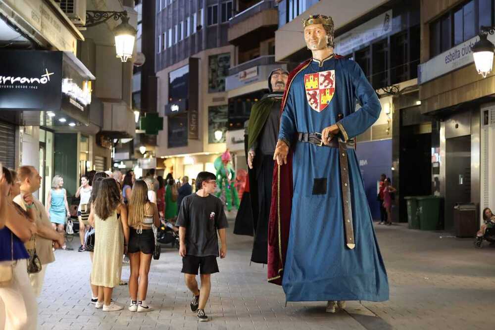 Desfile de Gigantes y Cabezudos y corte inaugural de la cinta