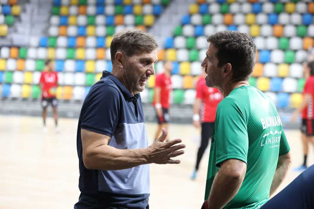 Samuel Trives (derecha), entrenador visitante, dialoga con Rafa López León.