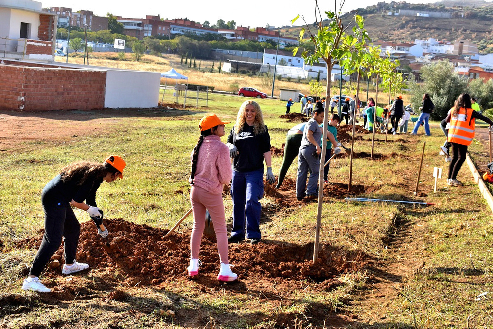 Escolares de Puertollano plantan medio centenar de moreras