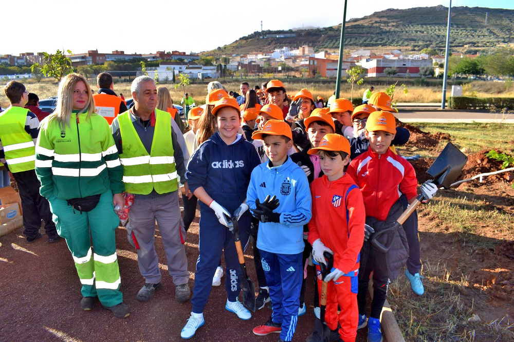 Escolares de Puertollano plantan medio centenar de moreras