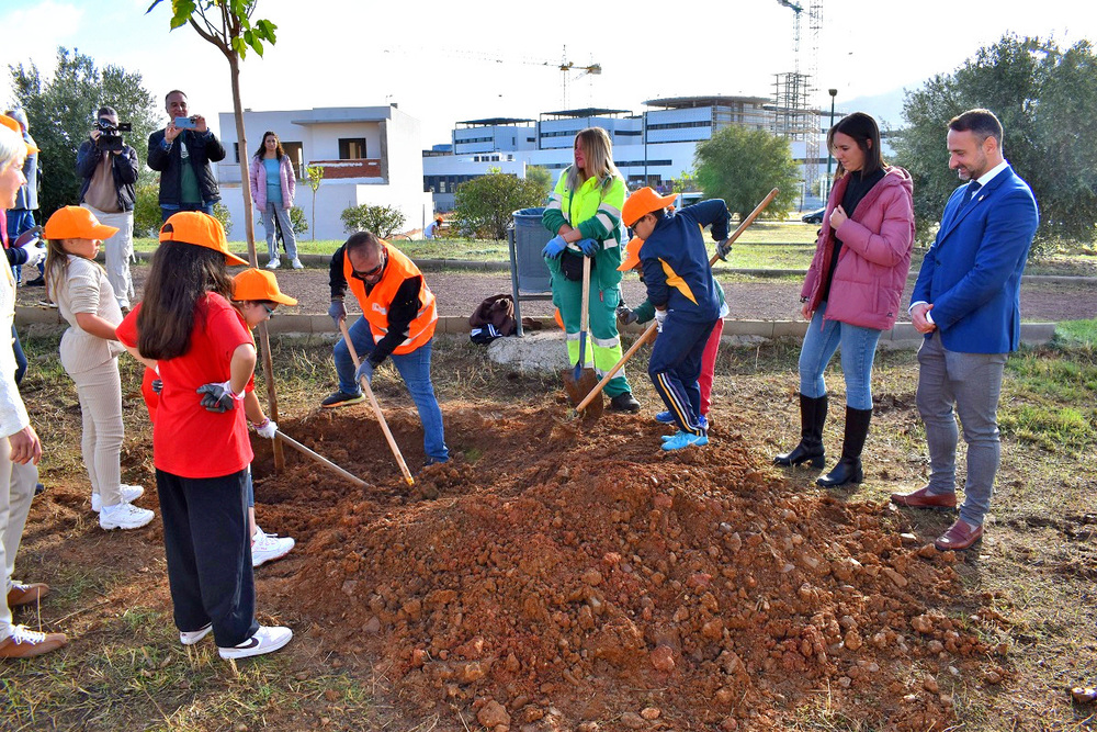 Escolares de Puertollano plantan medio centenar de moreras