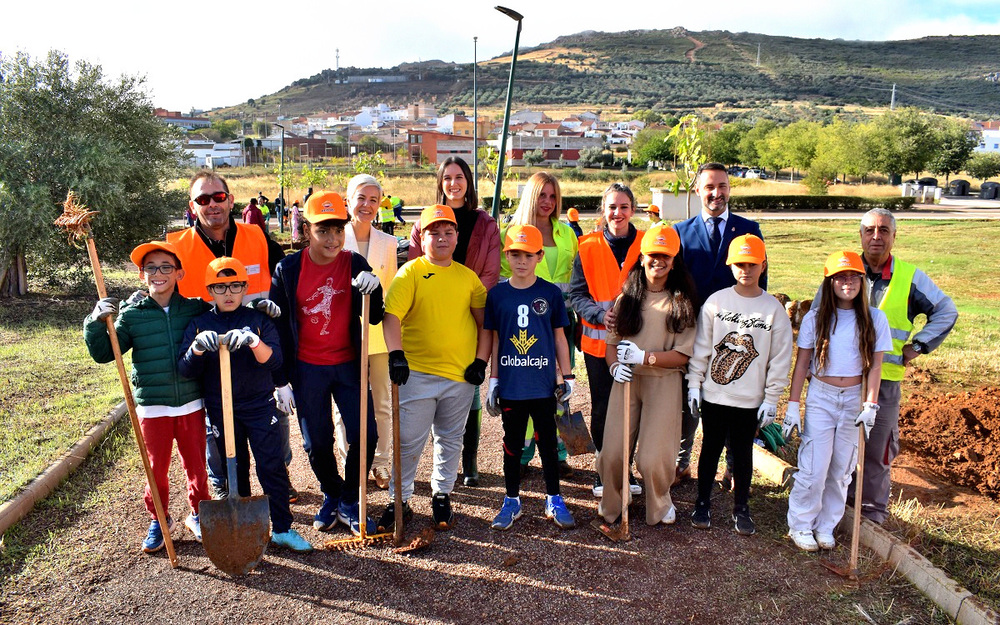 Escolares de Puertollano plantan medio centenar de moreras