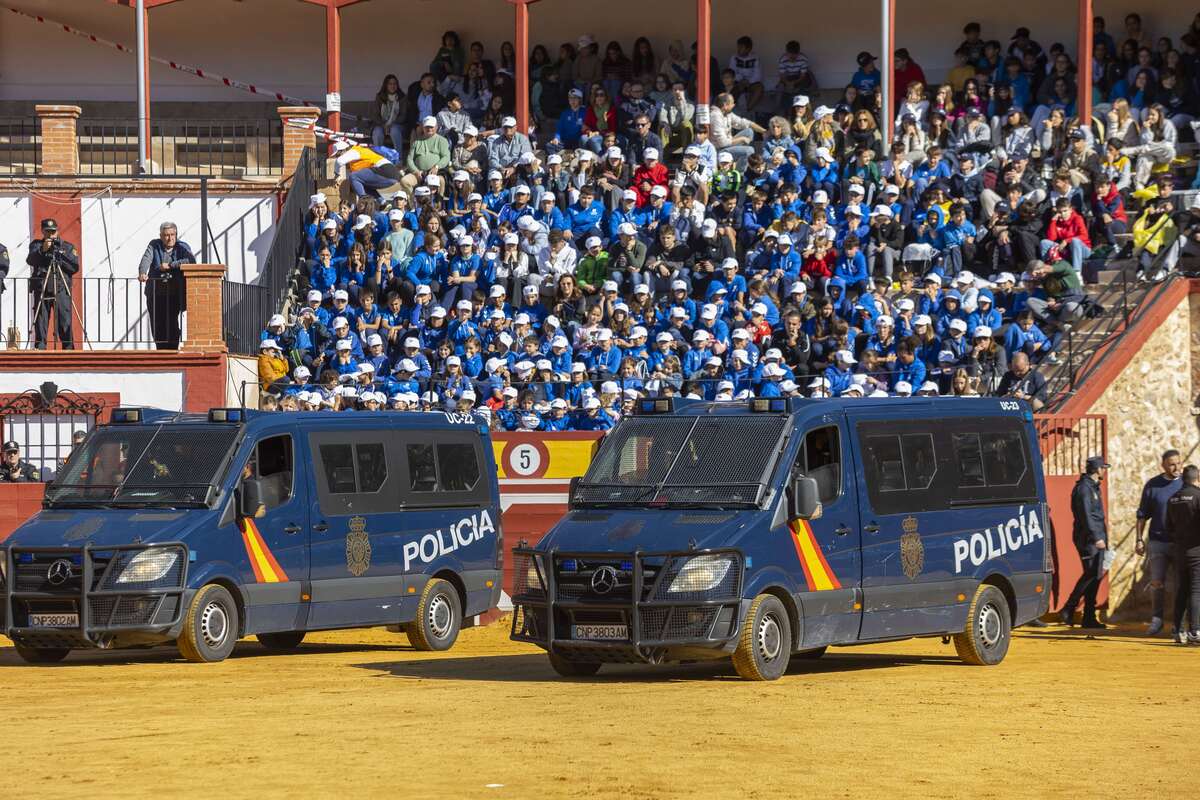 Exhibición de la Policía Nacional  / TOMÁS FDEZ. DE MOYA