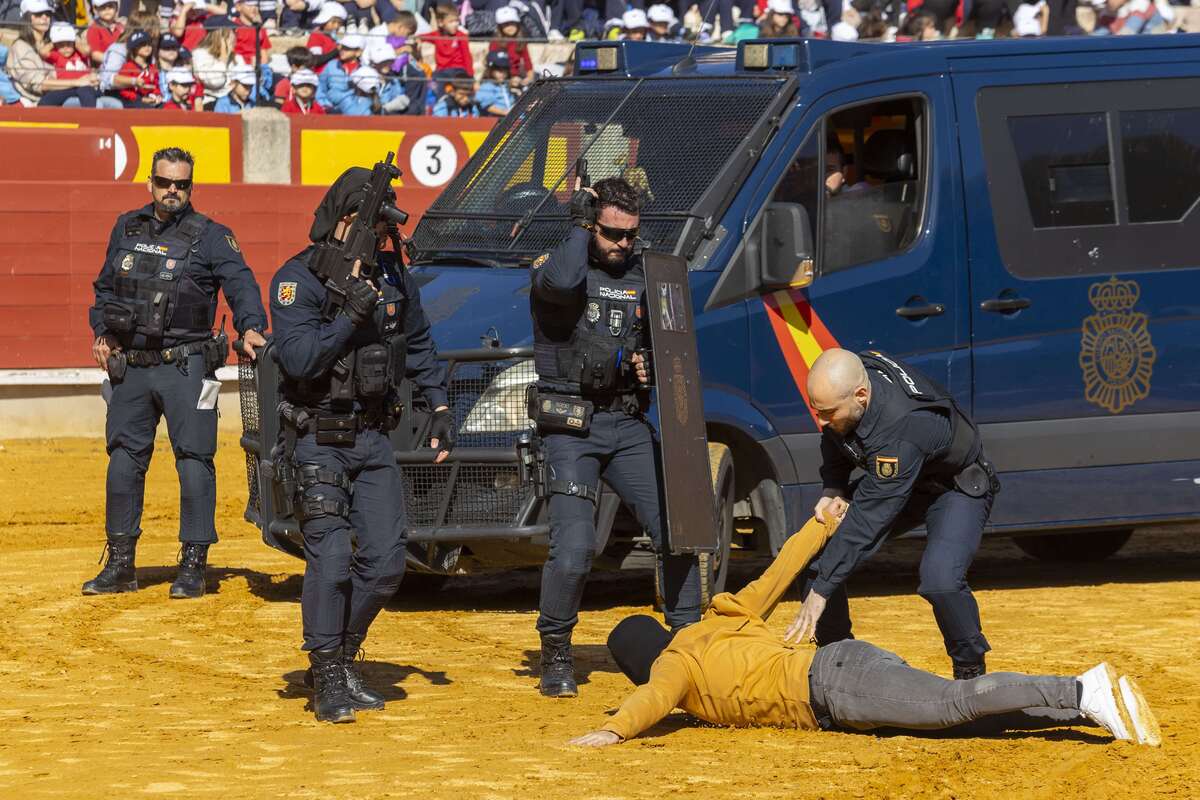 Exhibición de la Policía Nacional  / TOMÁS FDEZ. DE MOYA