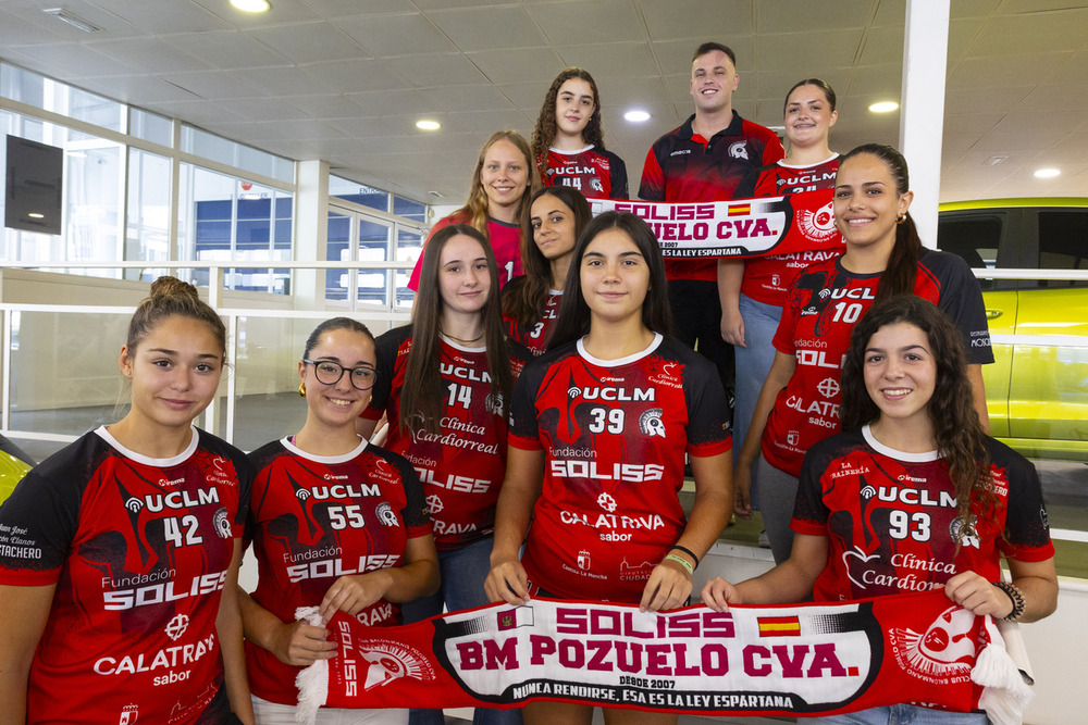 La plantilla del equipo juvenil femenino Hyundai Agritrasa Pozuelo, en la sede de su patrocinador.