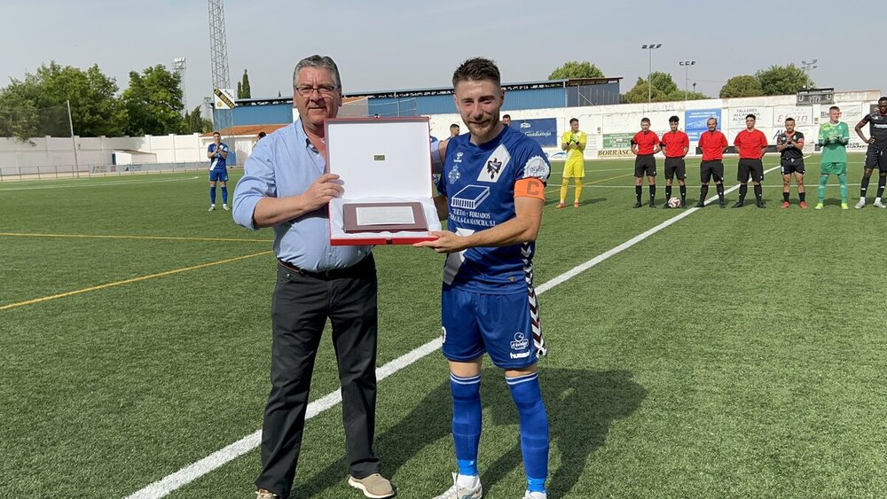 Julio recibió un homenaje por parte de la directiva manzanareña.