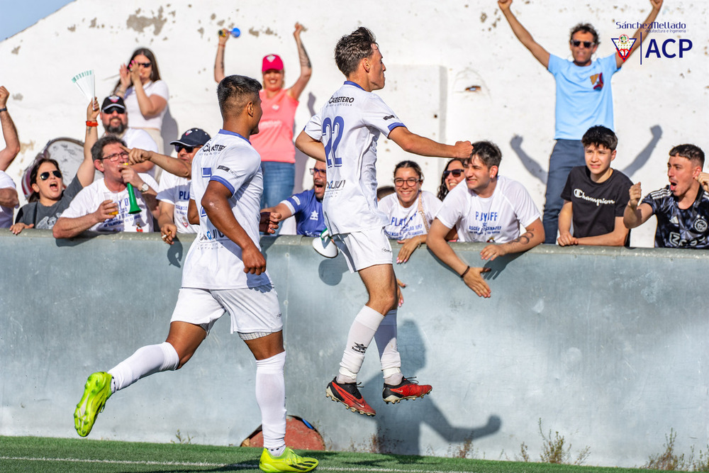 Los jugadores del Valdepeñas celebran el gol.