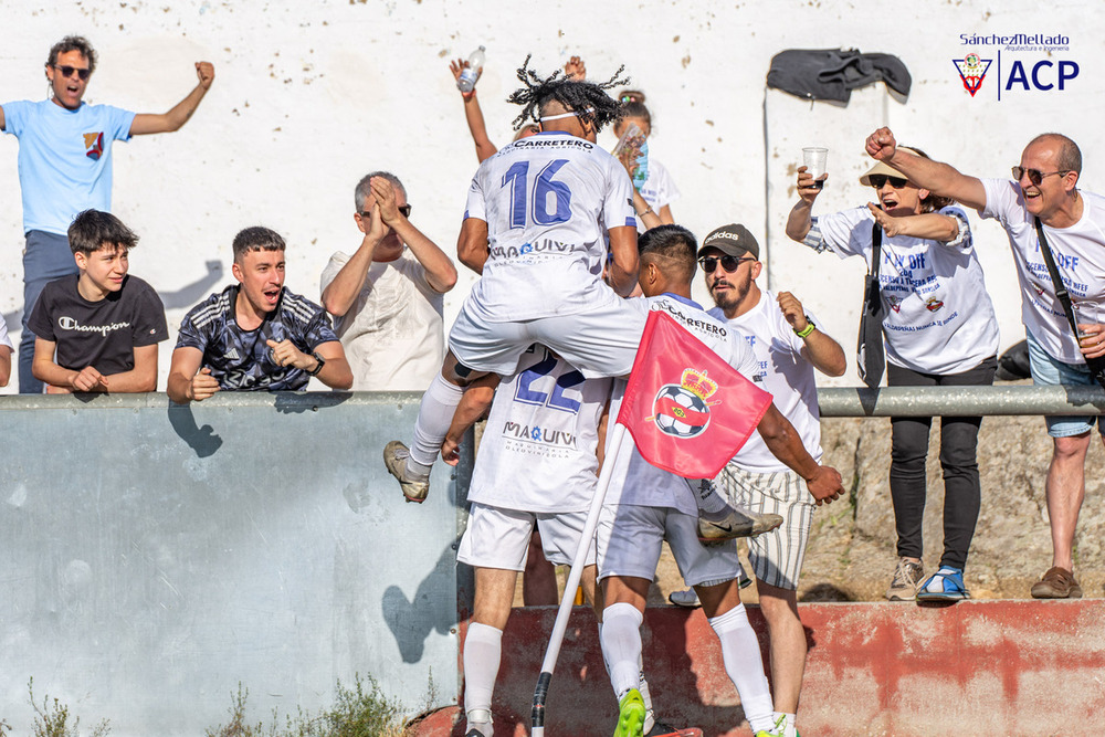 Los jugadores del Valdepeñas celebran el gol.