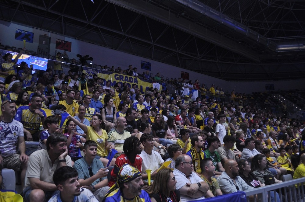 Aficionados del Caserío, en el Olivo Arena.