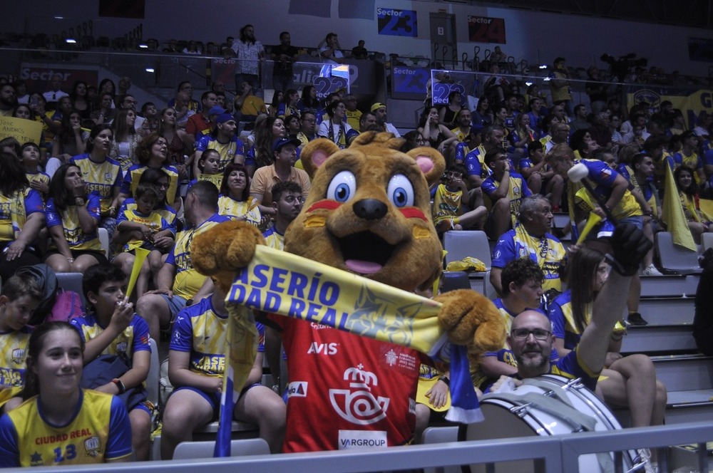 Aficionados del Caserío, en el Olivo Arena.